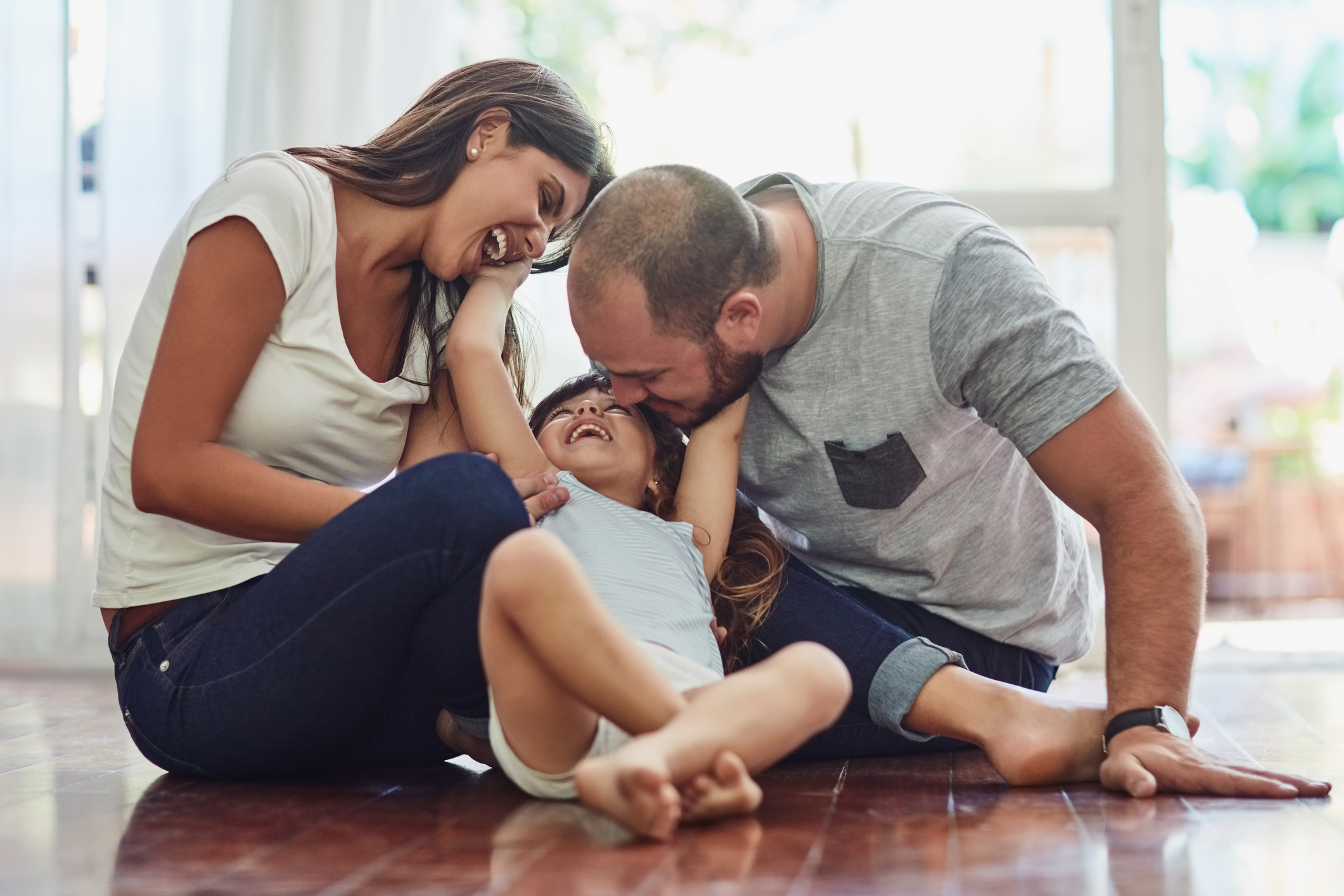 Private Kinderbetreuung: Vom Babysitter bis zur Vollzeit-Nanny ( Mutter und Vater spielen mit ihrem Kind