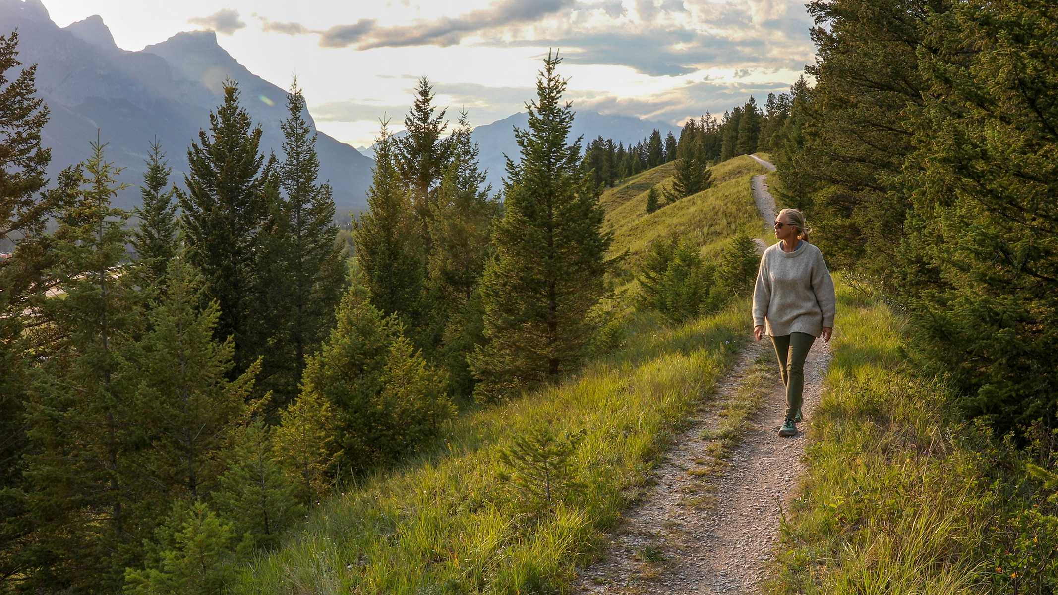 Auswandern nach Kanada: Alles über den Umzug nach Nordamerika Rentnerin spaziert durch Natur in Kanada