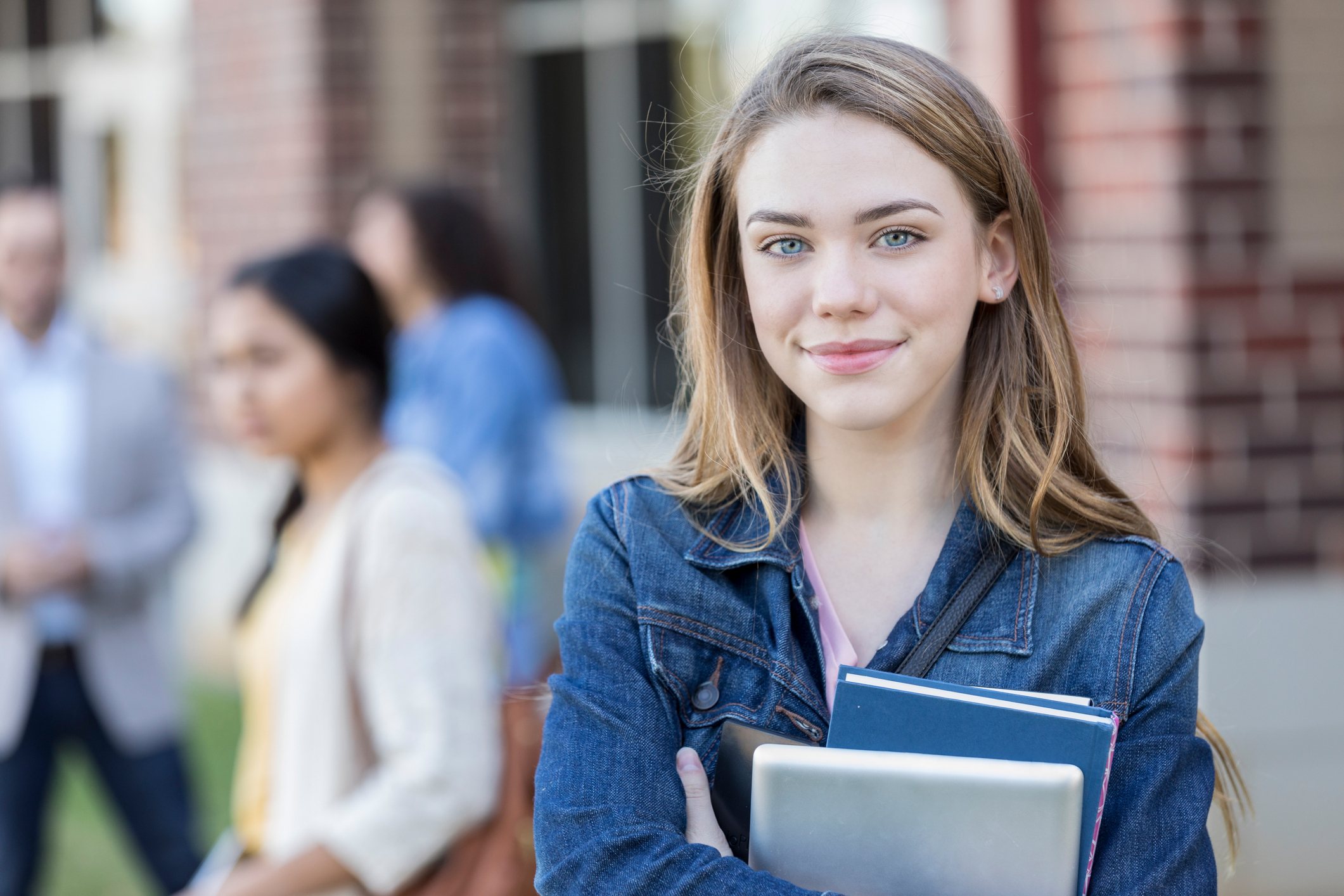 Mädchen wechselt nach Umzug zum neuen Schuljahr die Schule