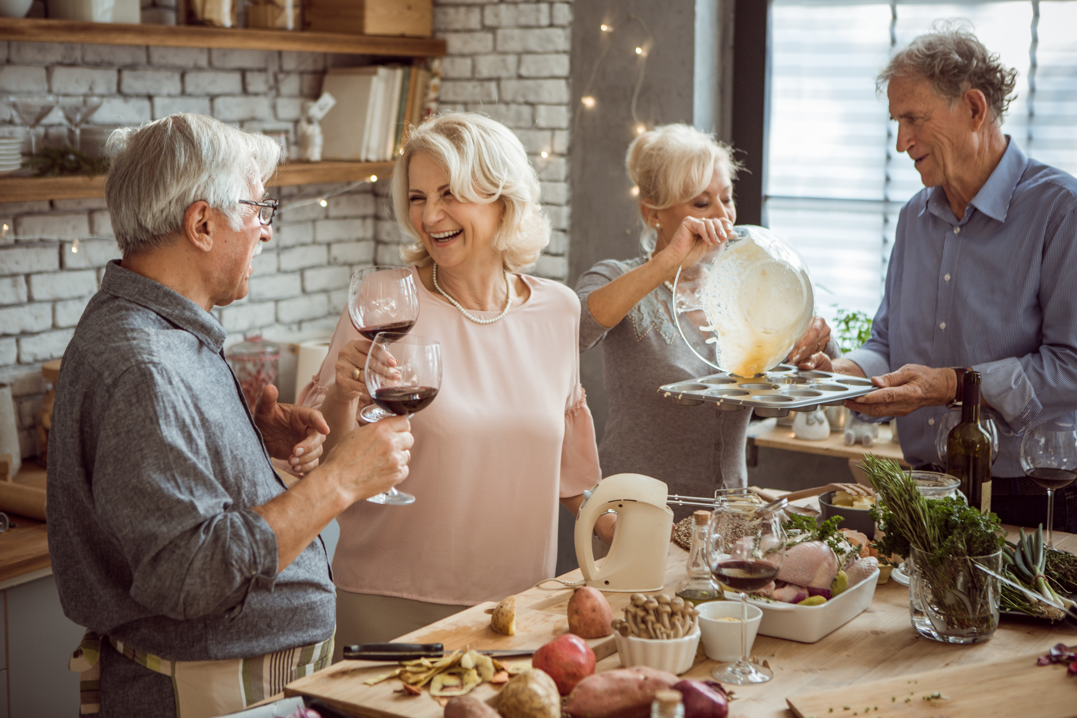 Senioren-WG: Modernes Lebenskonzept für Rentner und Best-Ager 50+ Senioren-WG kocht gemeinsam