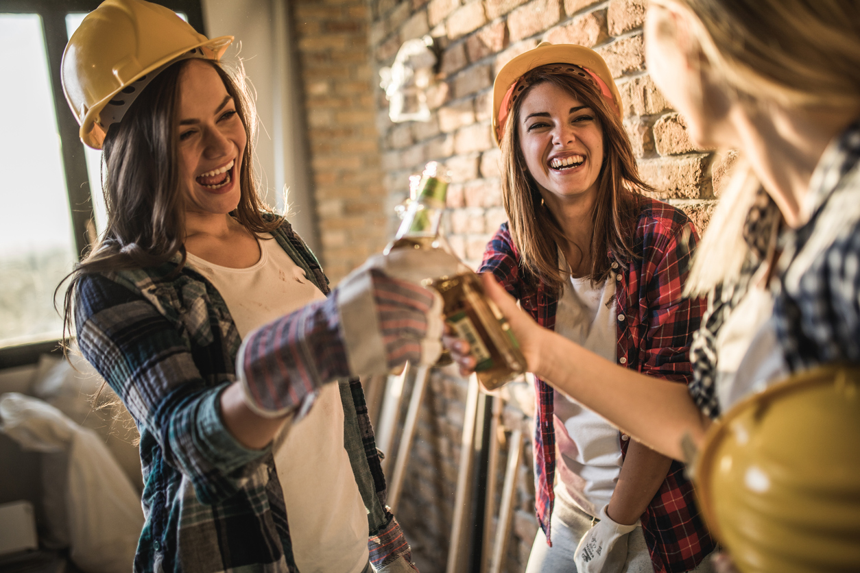 Geschenke zum Richtfest: Von Hufeisen bis Besen Junge Frauen feiern Richtfest auf Baustelle
