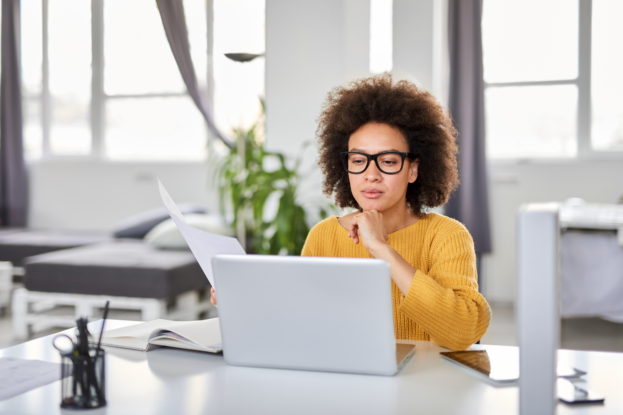 Sonderkündigungsrecht für Mieter: Früher raus aus dem Mietvertrag Frau überprüft ihren Mietvertrag auf Sonderkündigungsrecht