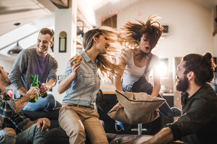 Regionale Umzugsbräuche: Stühlerücken und Haussegen Junge Leute feiern im Wohnzimmer