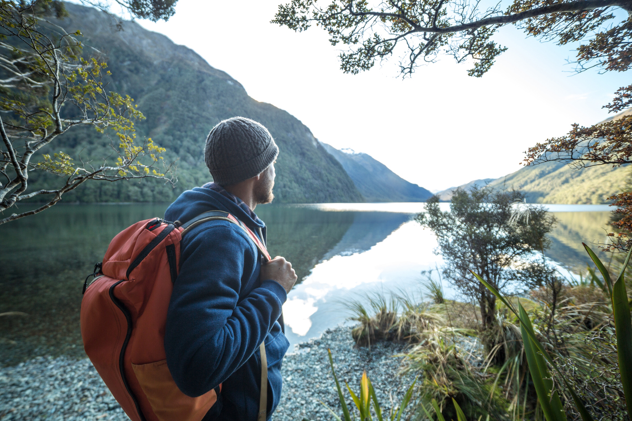Mann schaut auf See in Neuseeland