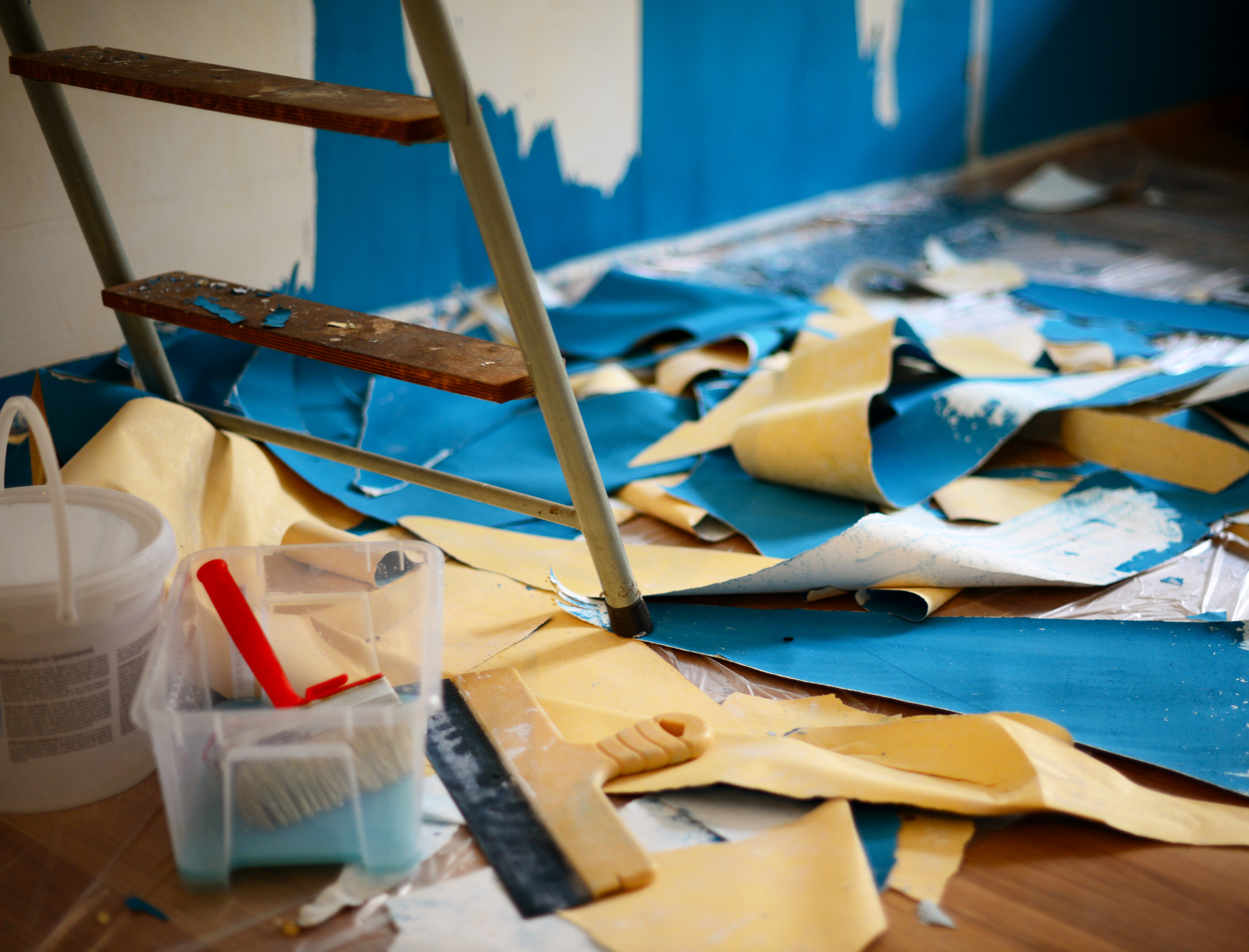 Tapeten entfernen macht eine Menge Dreck und Müll – aber es lohnt sich. Denn die neue Wand lässt gleich den ganzen Raum anders wirken.