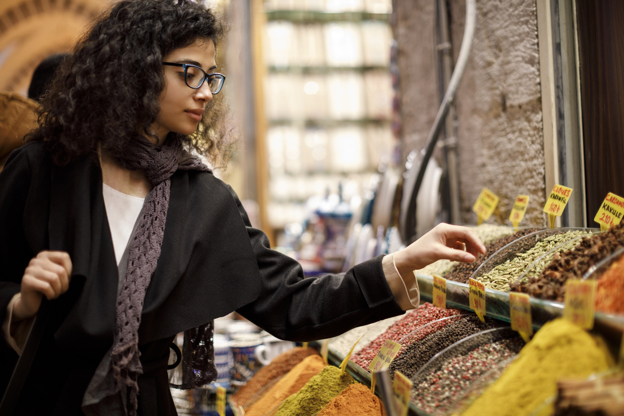 Auswandern in die Türkei: Wohlfühlort für Rentner und Arbeitnehmer Frau auf Markt in der Türkei