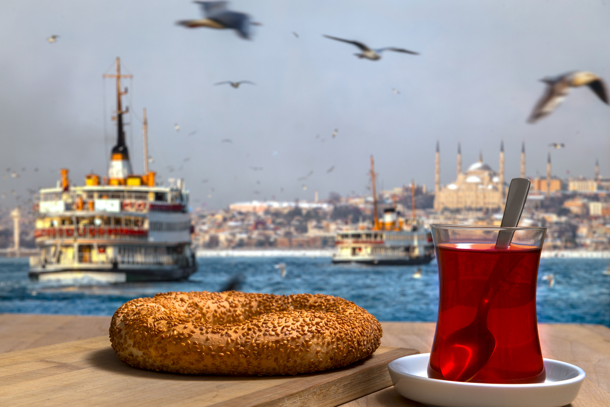 Auswandern in die Türkei: Wohlfühlort für Rentner und Arbeitnehmer Auswandern in die Türkei: Tee und Gebäck in Istanbul