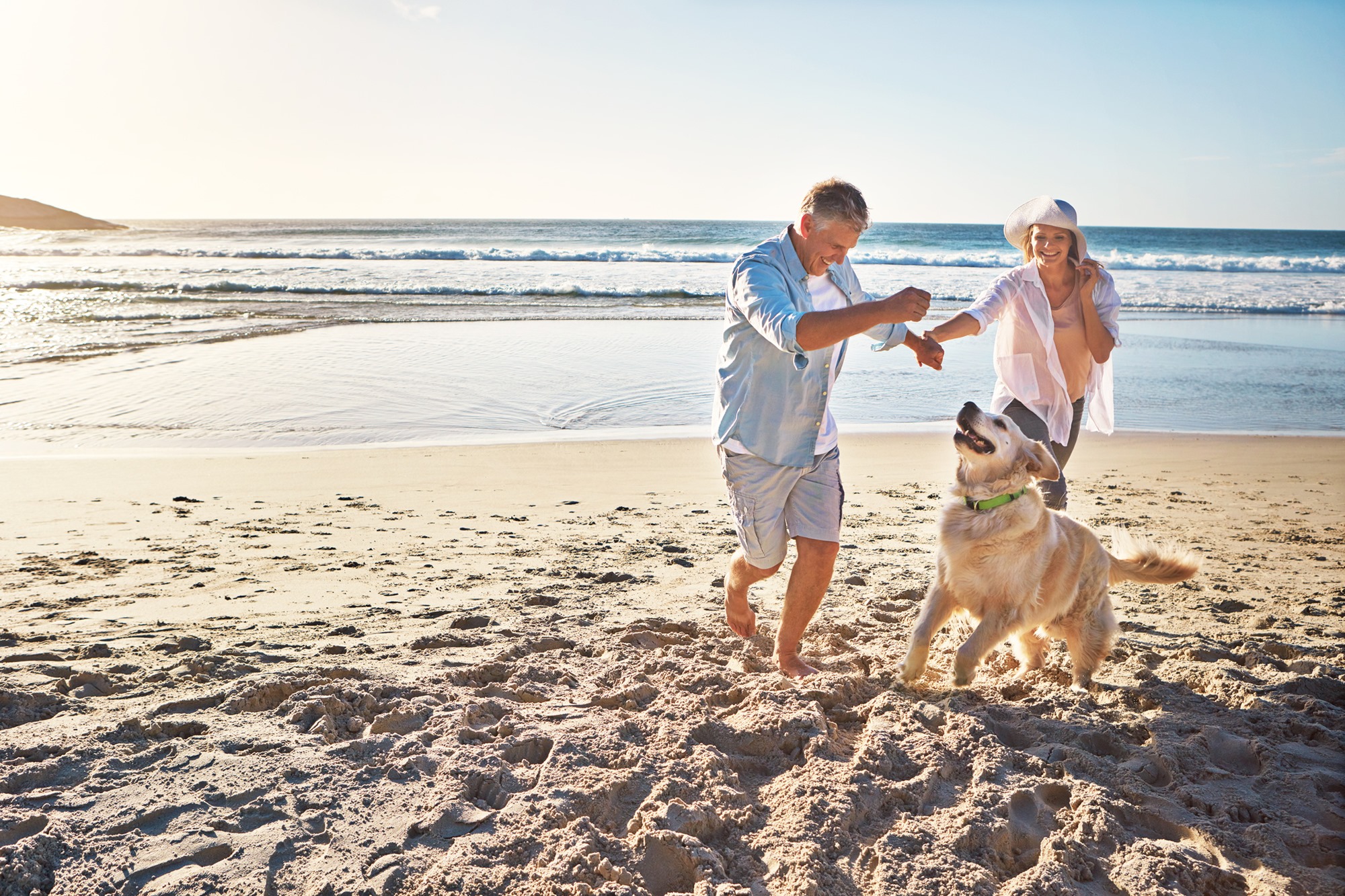 Auswandern als Rentner: Tipps für Senioren Rentner wandern aus und nehmen Hund mit