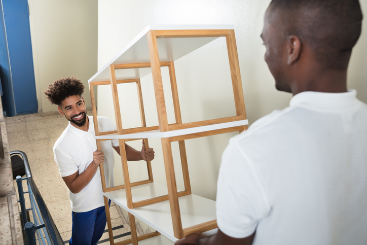 Männer tragen Möbel