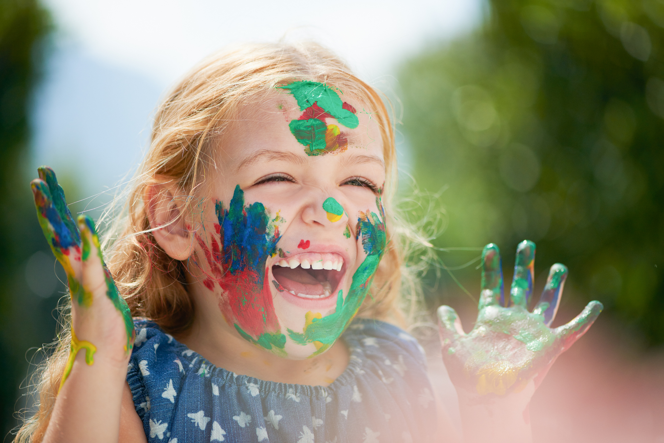 Neue Anmeldung im Kindergarten nach dem Umzug Kind malt im Kindergarten