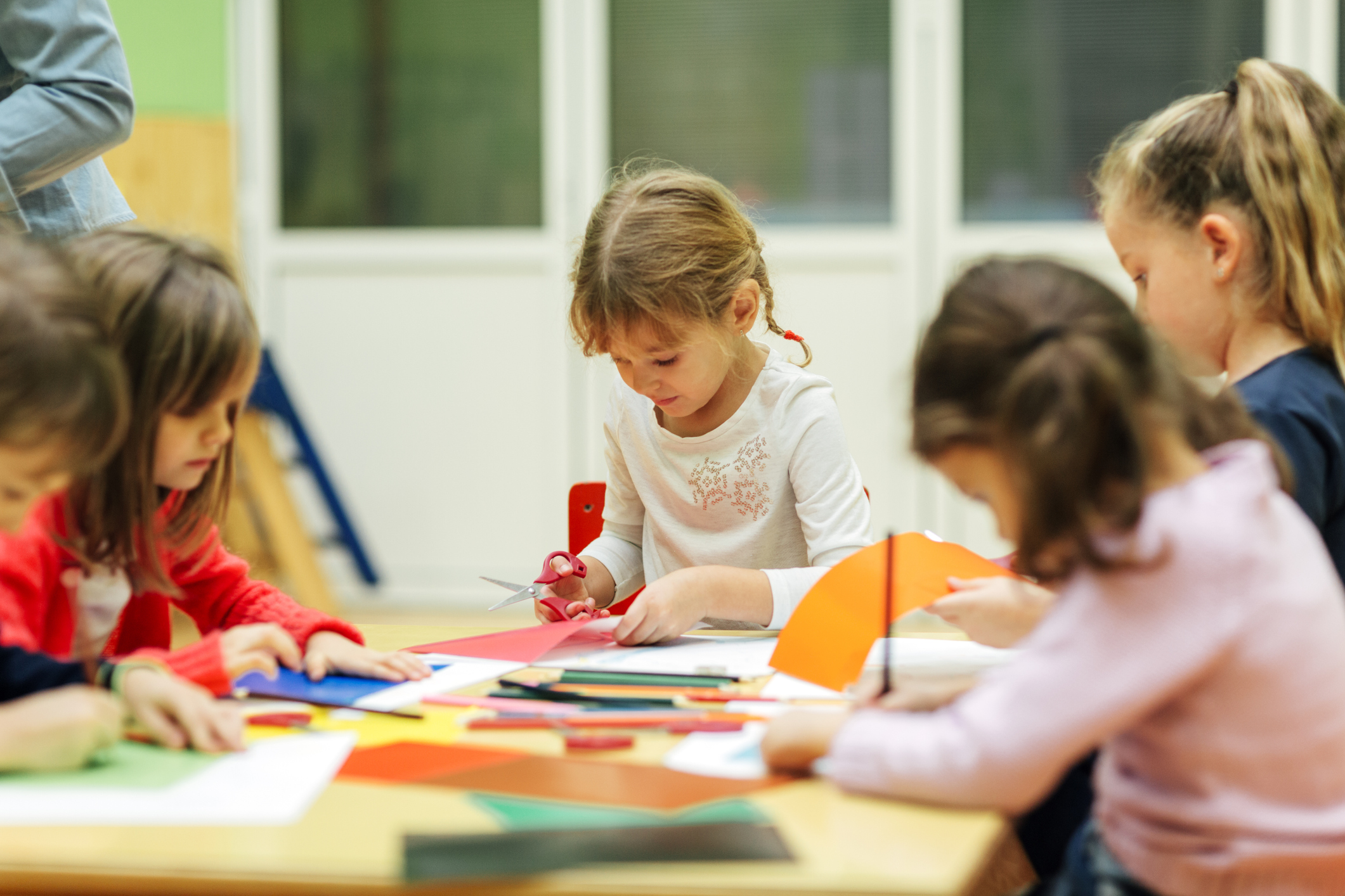 Kinder basteln im Kindergarten