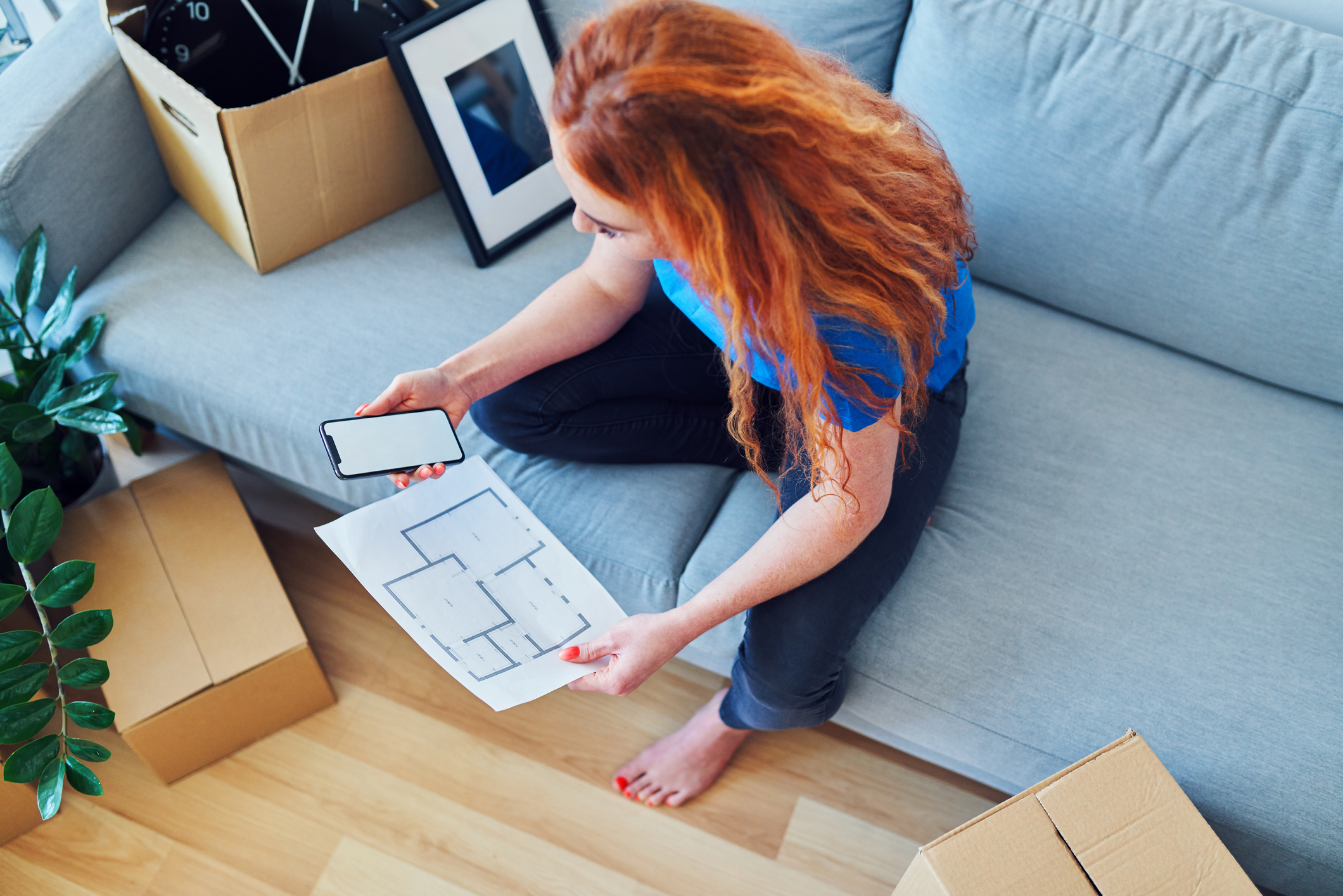 Wohnung einrichten per App Frau richtet Wohnung mit App ein