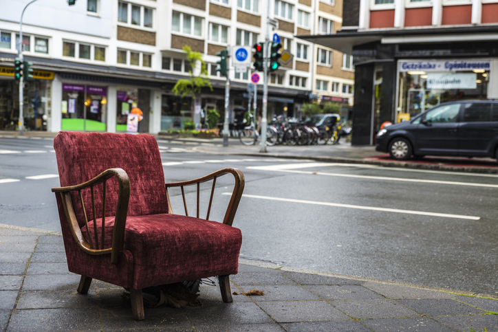 Umziehen und Gutes tun: Wo kann ich meine Möbel spenden? Sessel auf der Straße