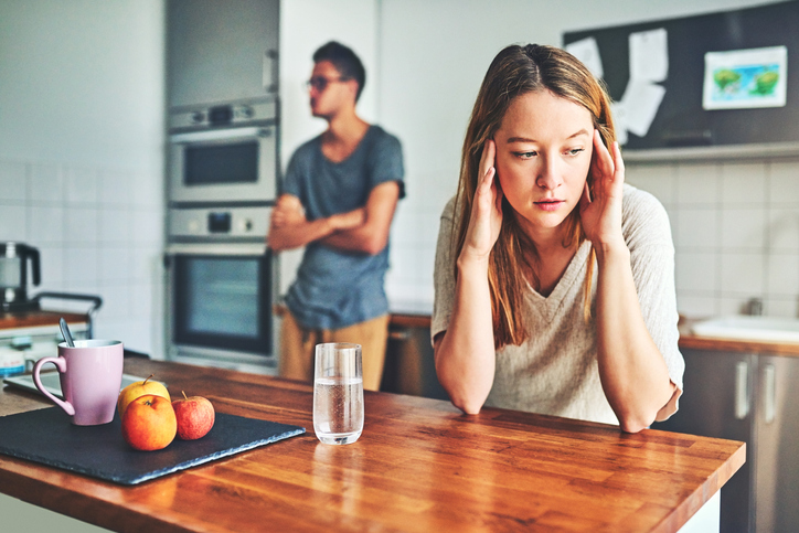 Trennung vom Partner: Was passiert mit der gemeinsamen Wohnung? Paar in der Wohnung