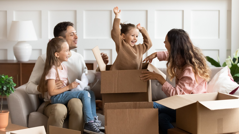 Umzugs-Checkliste: Alles, woran Sie denken müssen Familie freut sich über neues Heim.