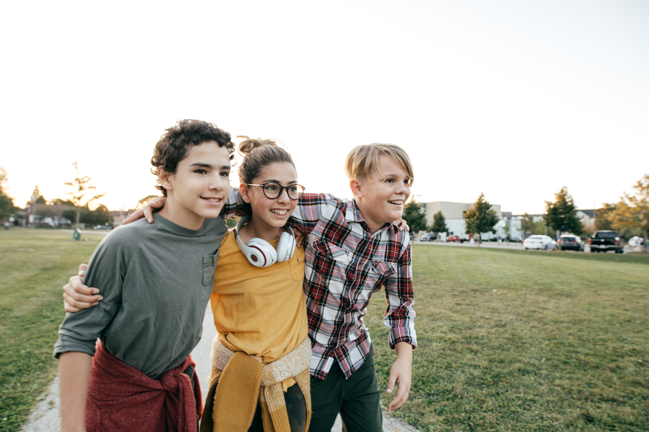 So klappt der Umzug mit Kindern ganz entspannt Drei Teenager verbringen Freizeit im Park