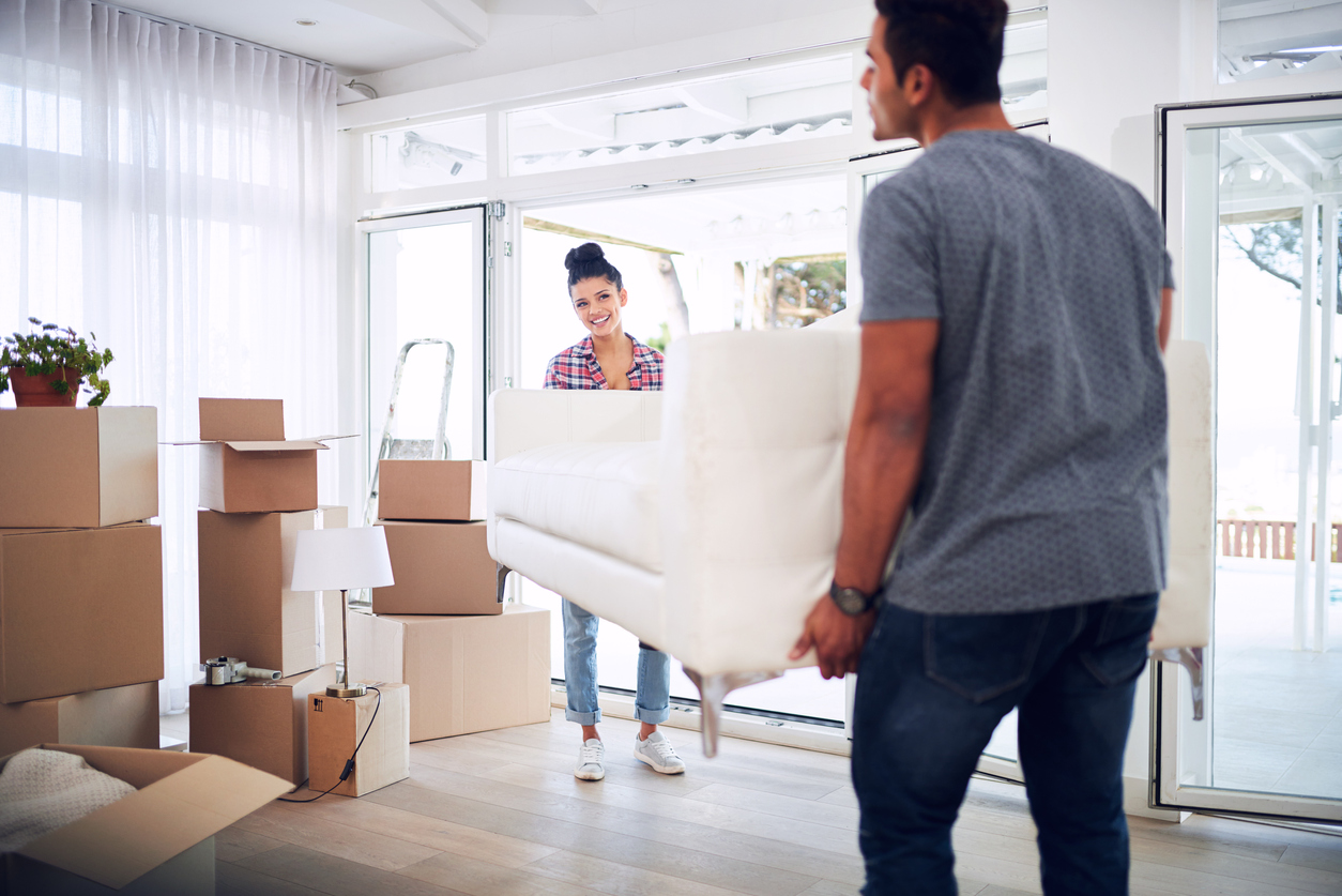 Sofa transportieren: Tipps für den Umzug Ihrer Couch Paar transportiert Sofa