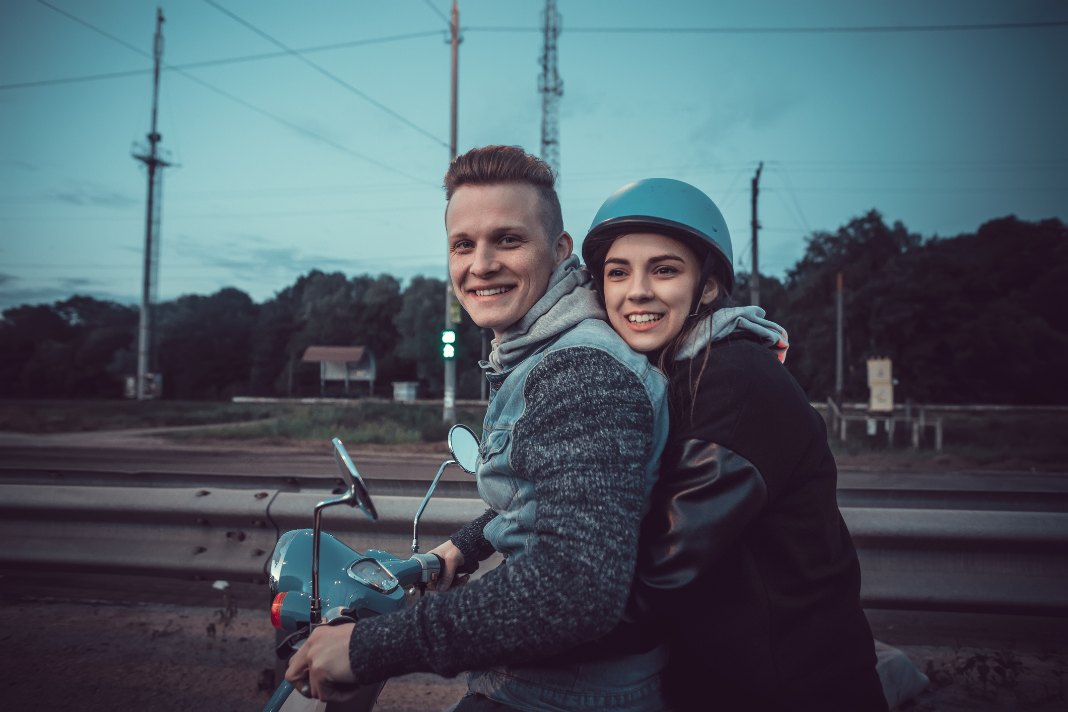 Versicherungskennzeichen: Roller, Mofa & Co. anmelden junges Pärchen auf einem Roller in der Abenddämmerung
