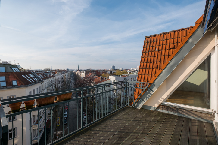 Was-ist-eine-Penthousewohnung_iStock_hanohiki_873616886 Ausblick von Terrasse eines Penthouse