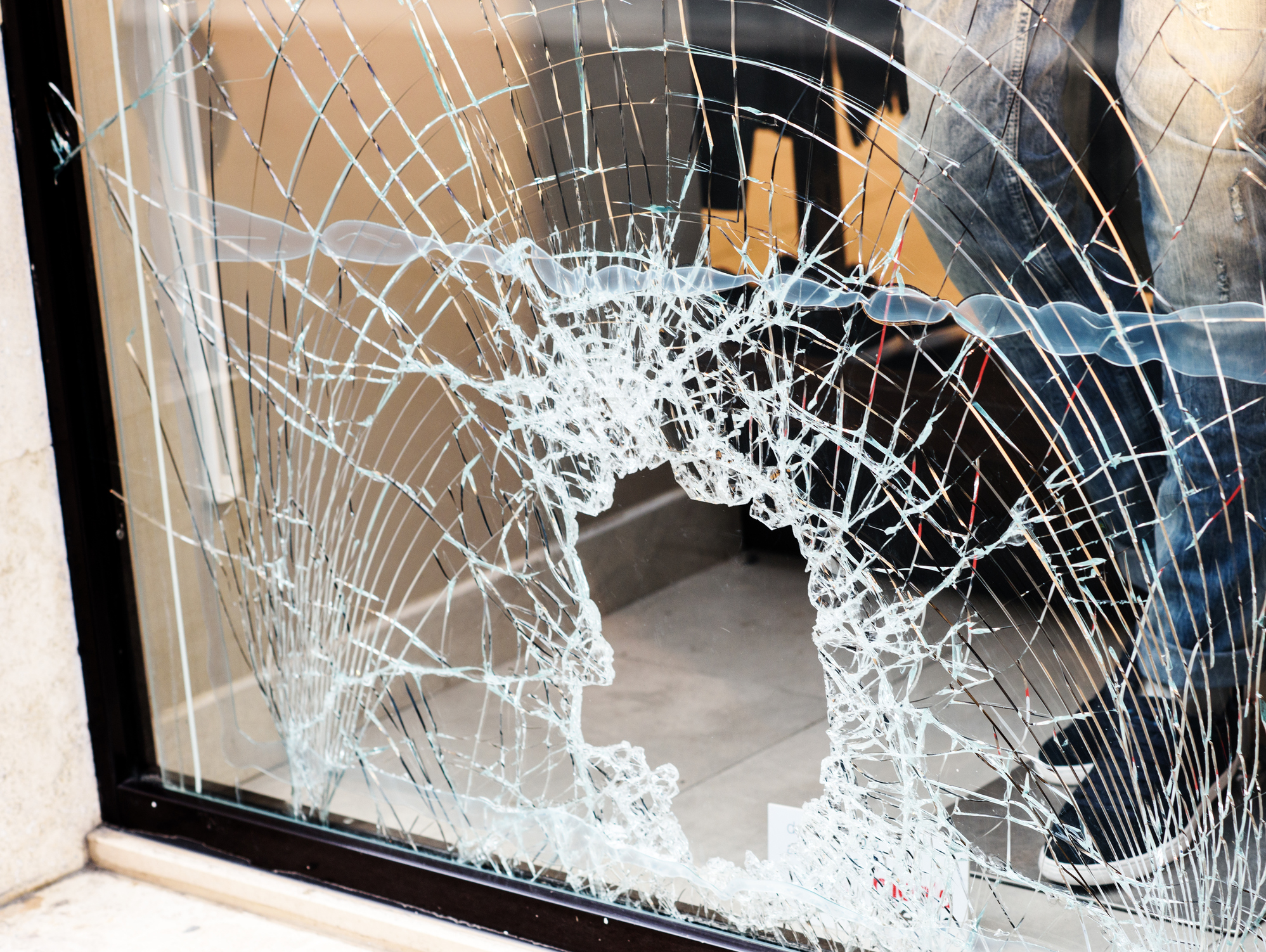 Welche Versicherungen braucht man wirklich? Zerbrochene und zersplitterte Fensterscheibe