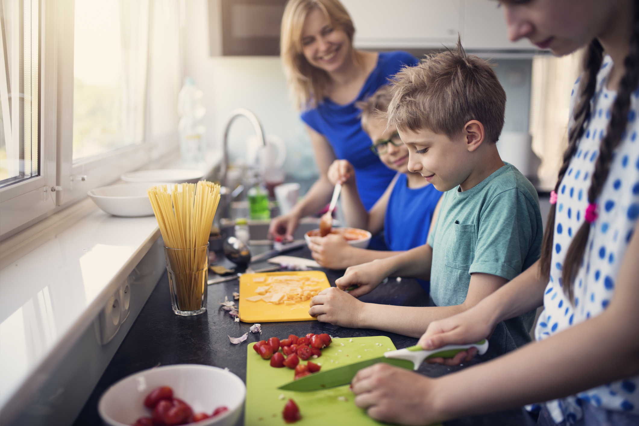 Alleinerziehend auf Wohnungssuche: So finden Sie ein neues Zuhause Kinder bereiten Essen zu