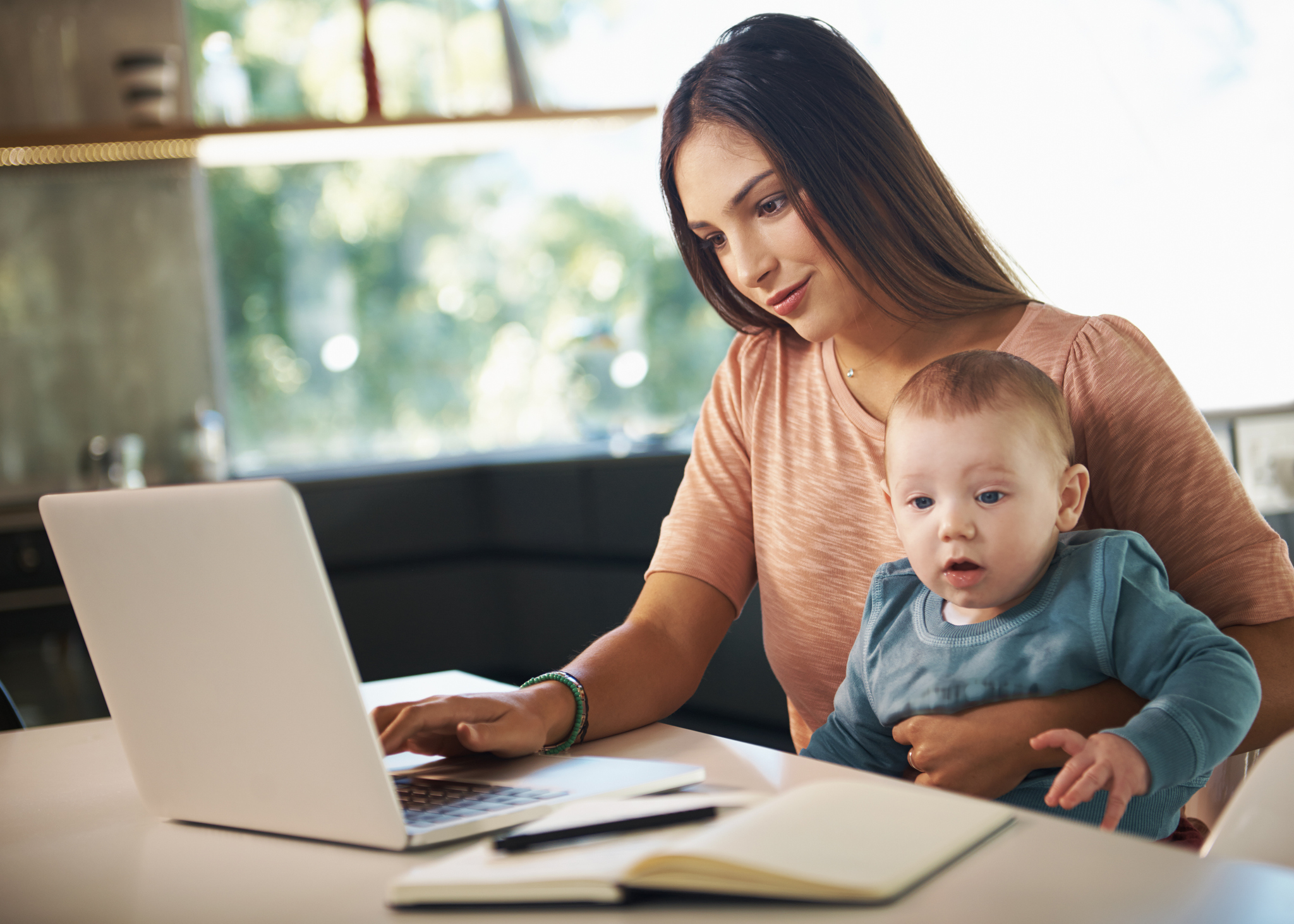 Frau und Kind am Laptop