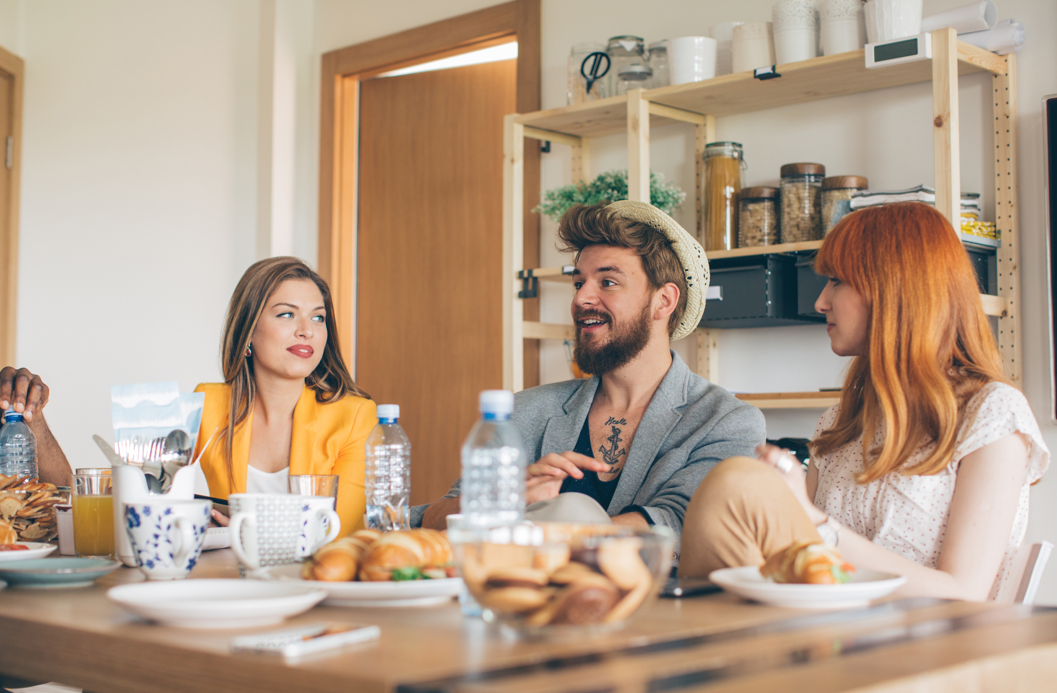 Wohnungssuche: Tipps für Studenten Hippe Studenten in einer WG am Frühstückstisch