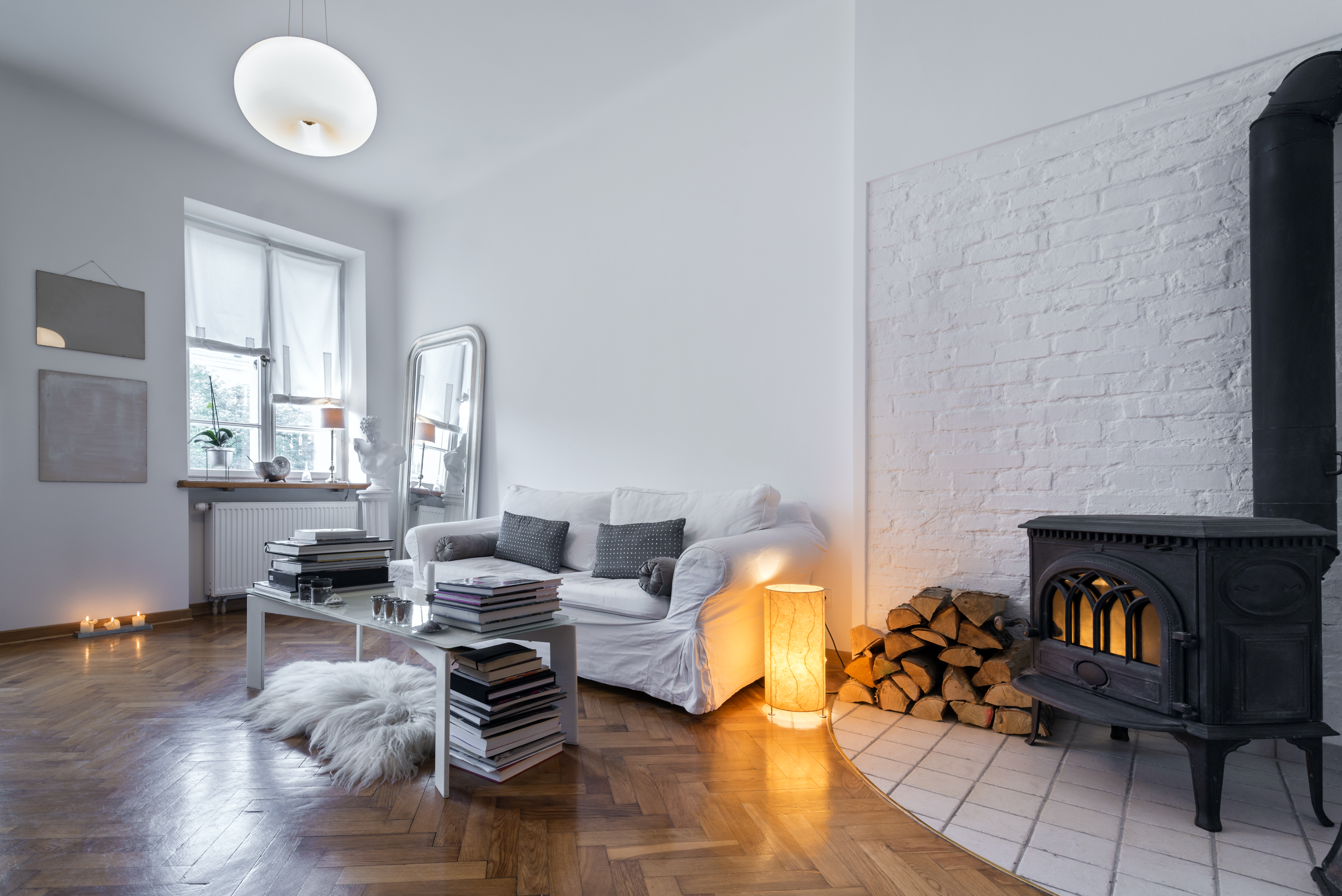 Altbauwohnung einrichten: 6 inspirierende Tipps Parkett, altes Mauerwerk und ein antiker Ofen neben modernen Wohnzimmermöbeln: Altbauwohnungen müssen sich nicht auf Omas Einrichtung beschränken.