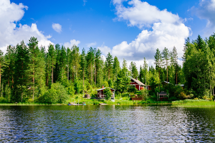 Holzhaus im Wald in Finnland