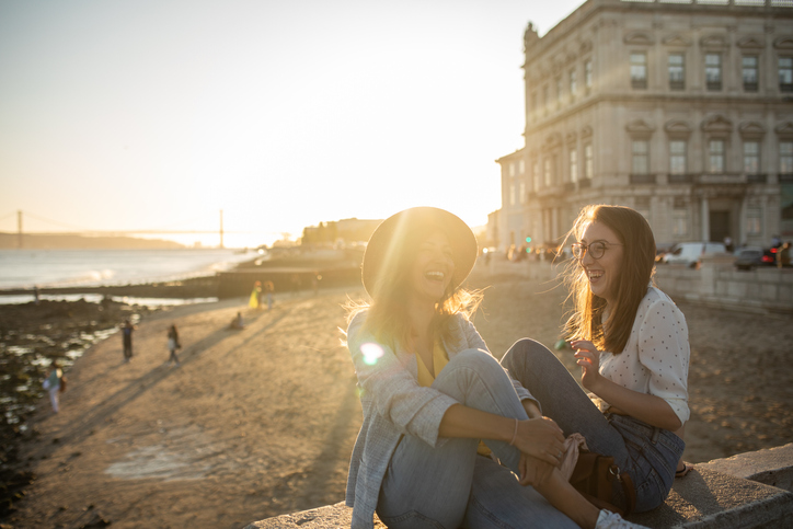 Lachende Frauen am Strand