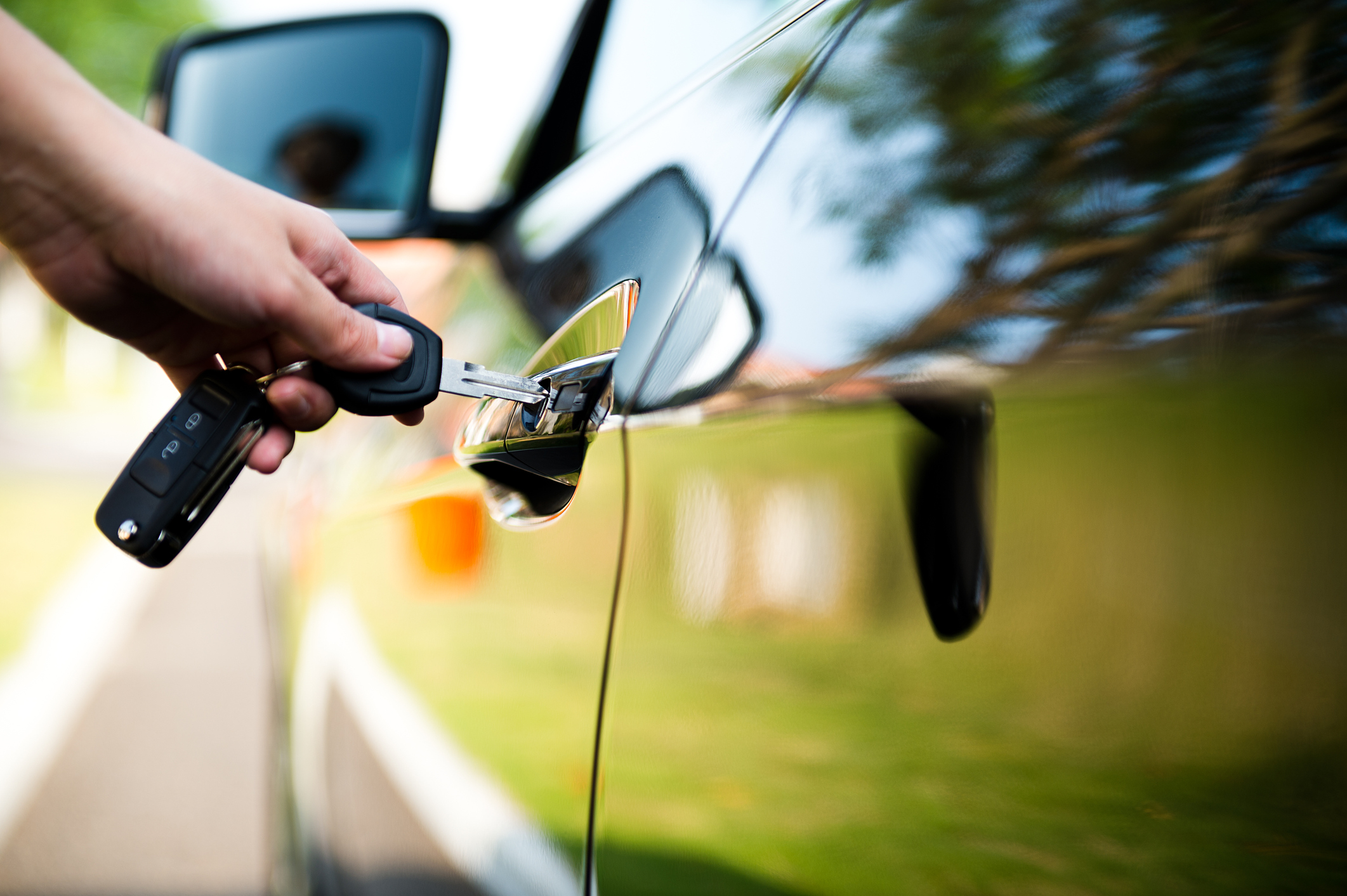 Auto abmelden: So funktioniert Autoschlüssel wird in Autoschloss gesteckt
