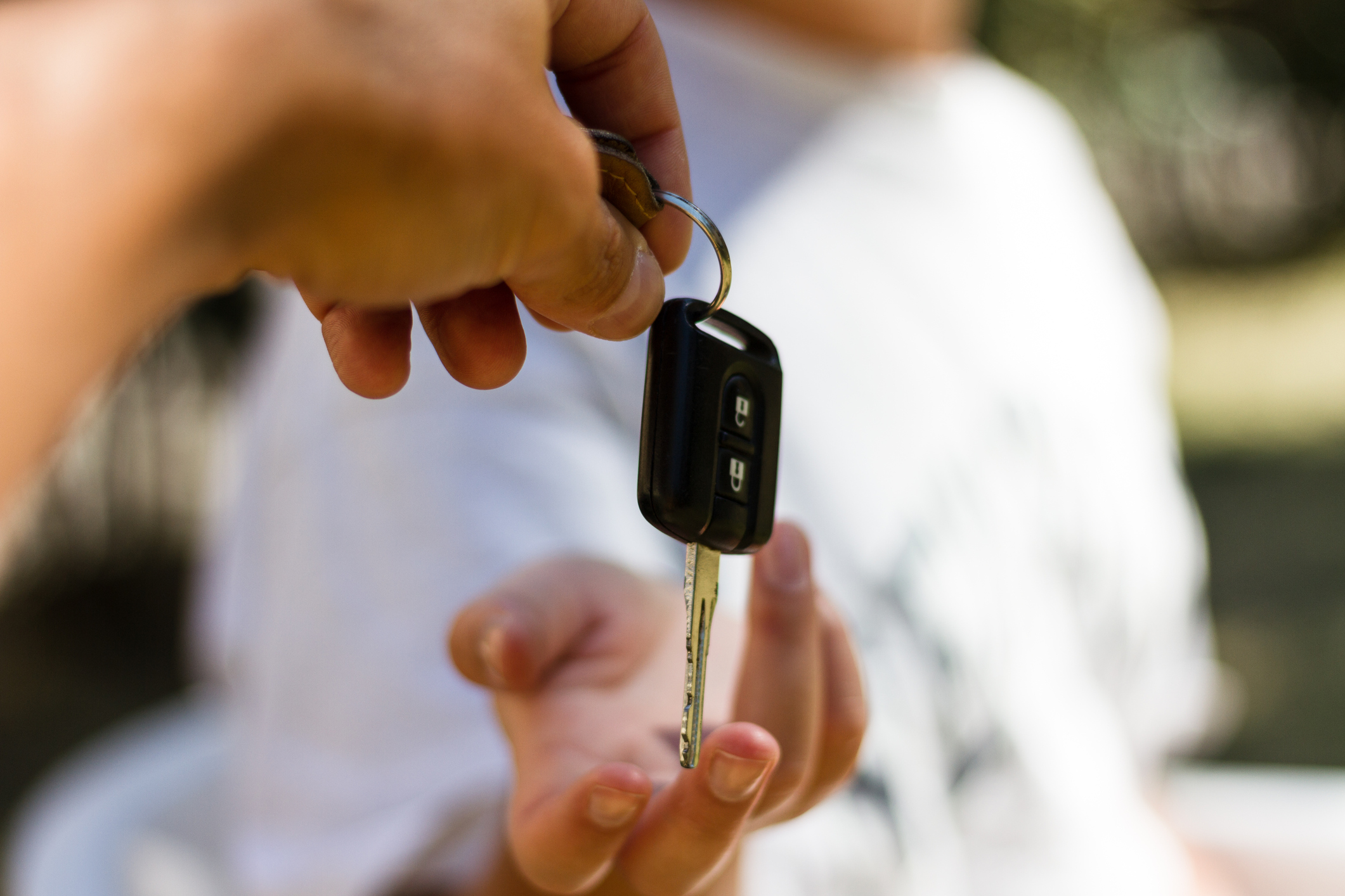 Auto verkaufen: Schnell und sicher von privat Autoschlüssel in Großaufnahme bei der Übergabe