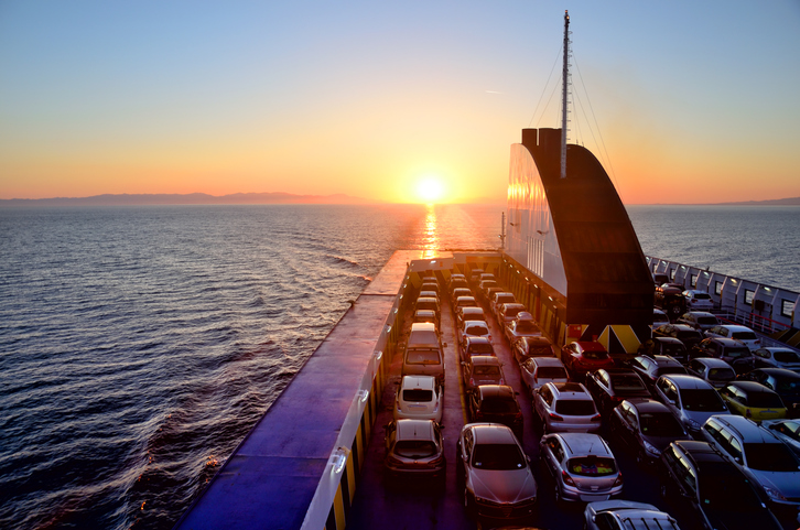 Auto verschiffen Fähre mit Autos auf See bei Sonnenuntergang