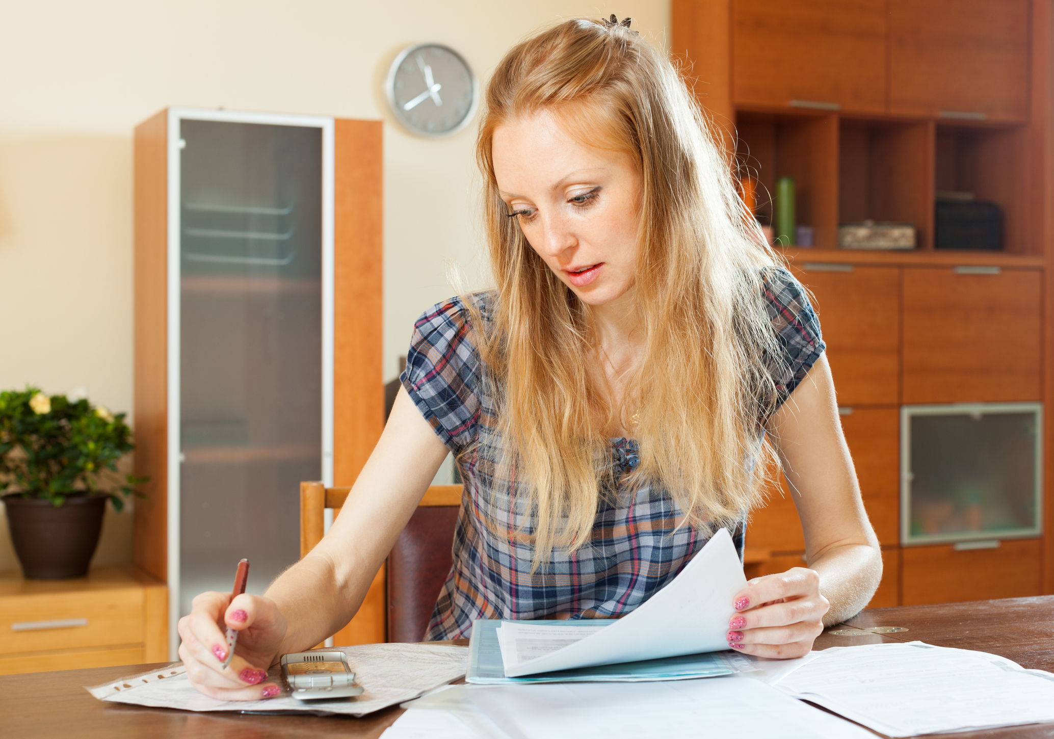 Frau meldet sich bei Sozialamt um Frau füllt Formular zum Umzug aus