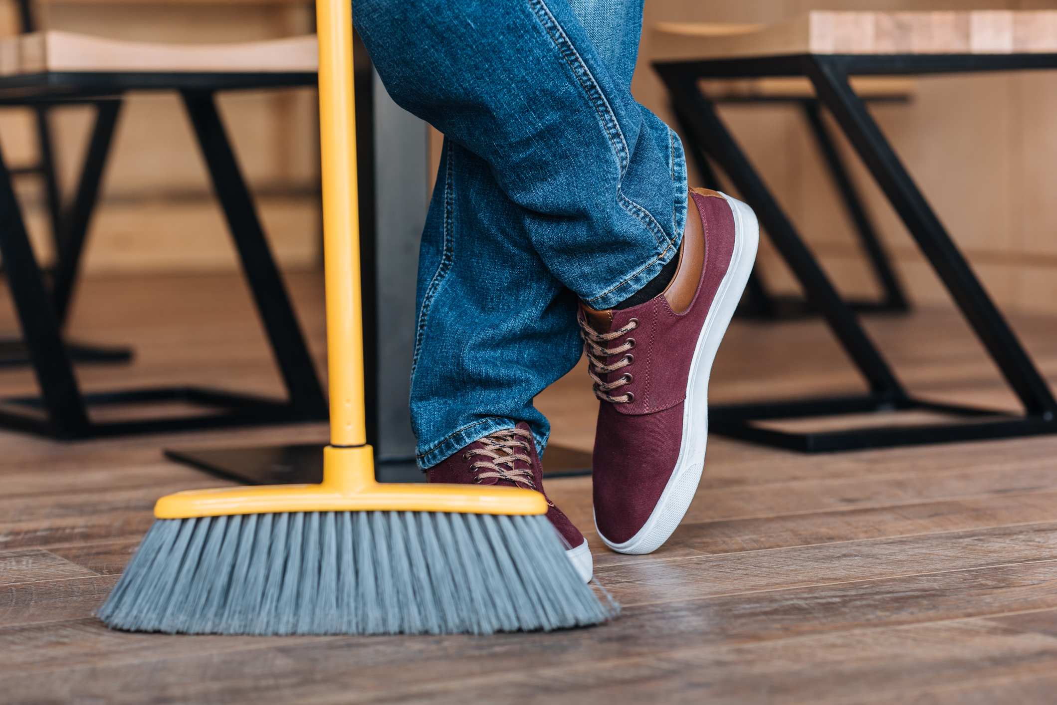 Wohnung besenrein übergeben ‒ was heißt das? Männerschuhe mit Besen