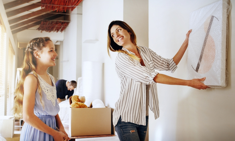 Kunstvoll umziehen: Bilder richtig verpacken Bilder verpacken in Luftpolsterfolie