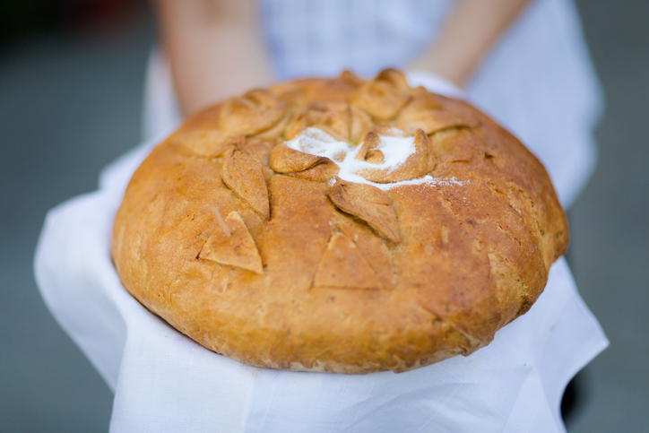 Brot und Salz zum Einzug: Warum eigentlich? Brot und Salz als Geschenk überreicht