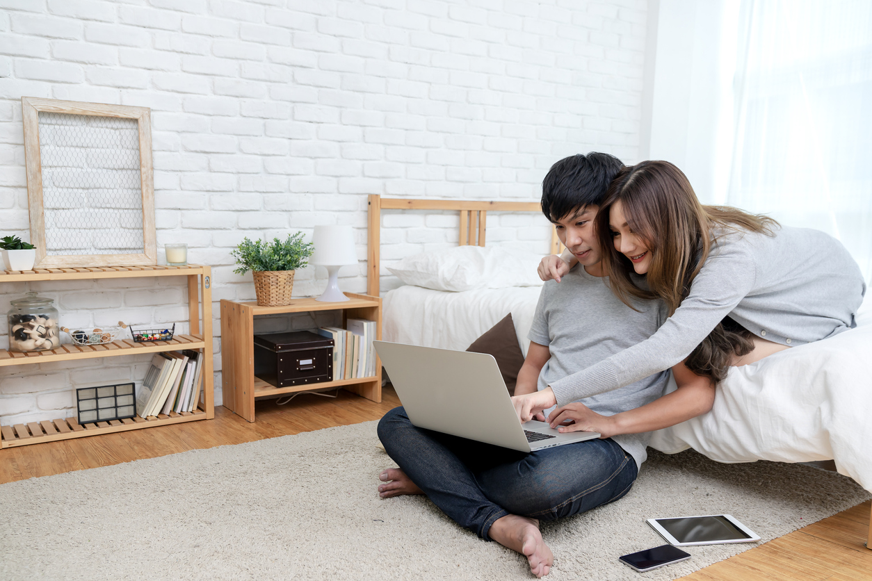 Abkürzungen bei Wohnungen: Von AB wie Altbau bis ZH wie...? Paar liest Abkürzungen für Wohnungen im Internet