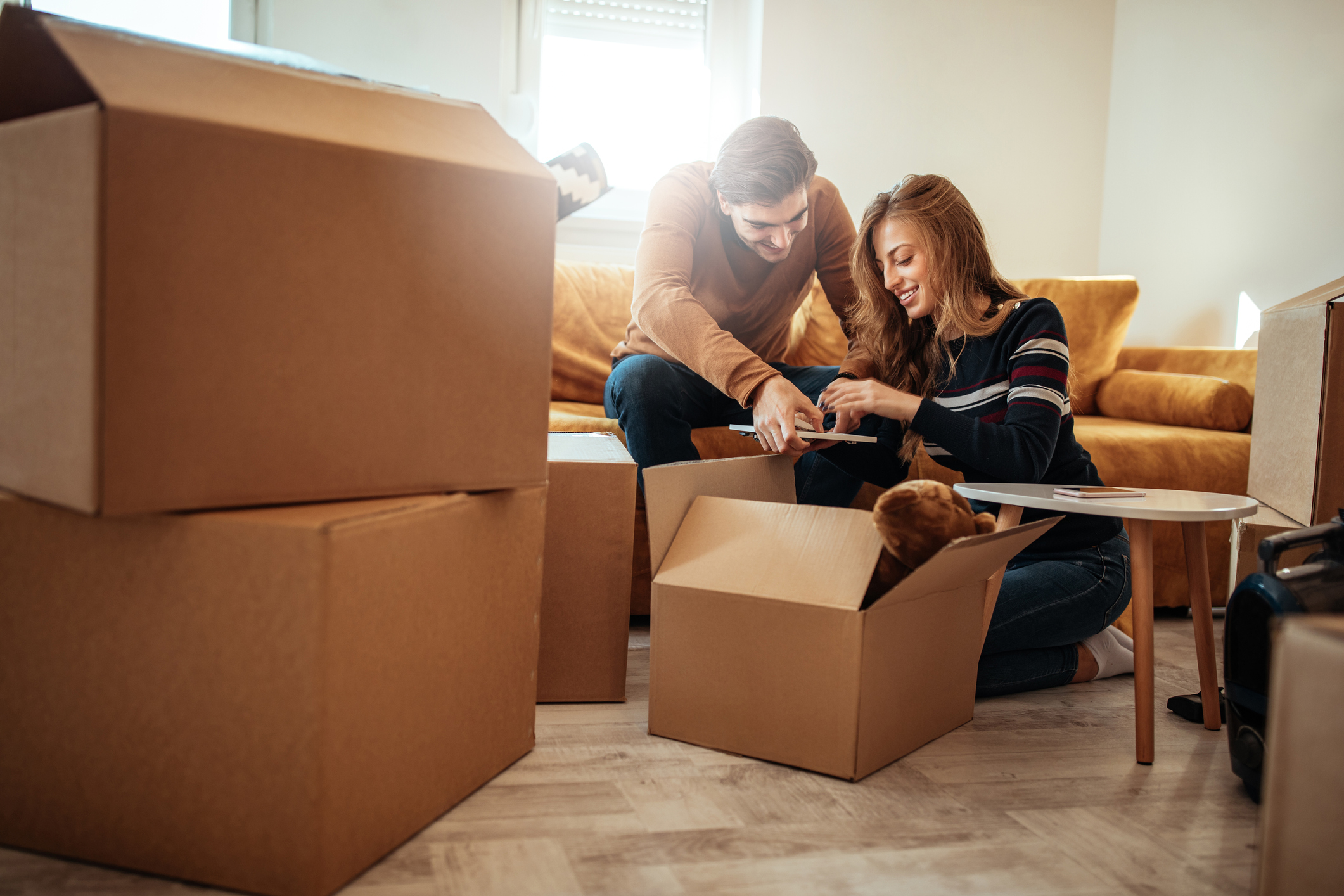 Der Hygge -Trend aus Dänemark macht das Wohnen gemütlicher. Mit diesen fünf Tricks können Sie gleich nach dem Umzug in Ihrer neuen Wohnung entspannen. Mann und Frau machen eine Checkliste