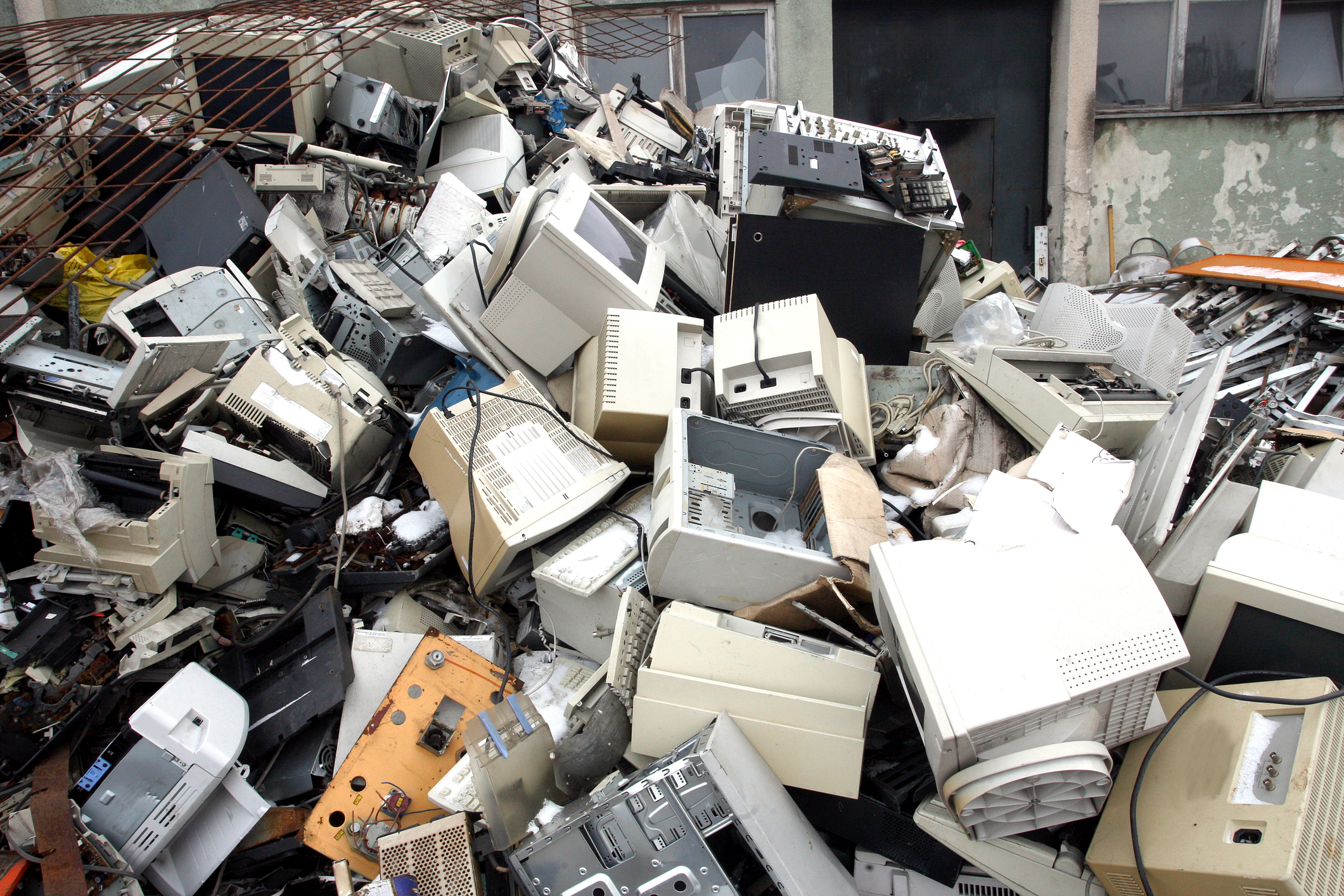 Elektroschrott entsorgen: Wohin mit Handy, Kühlschrank & Co.? Berg von Elektroschrott auf einem Recyclinghof