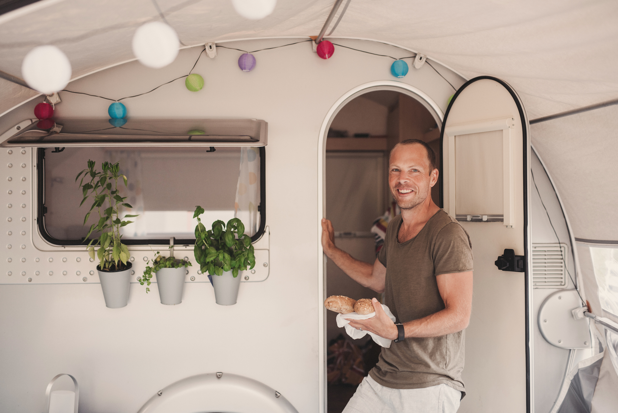 Mann hat seinen Erstwohnsitz auf Campingplatz