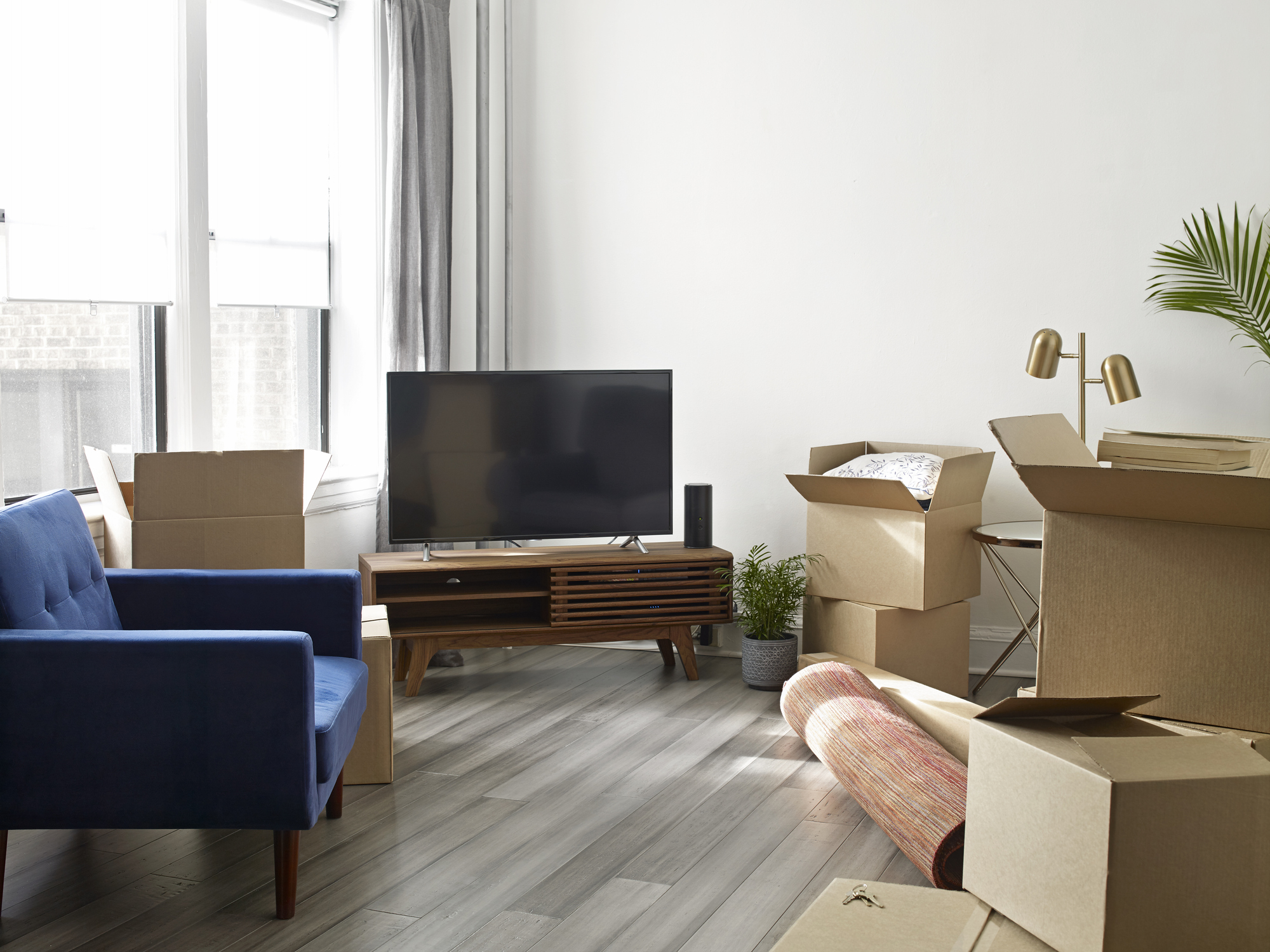 Fernseher transportieren: LED, LCD & Plasma – liegend oder stehend? Fernseher und viele Kartons