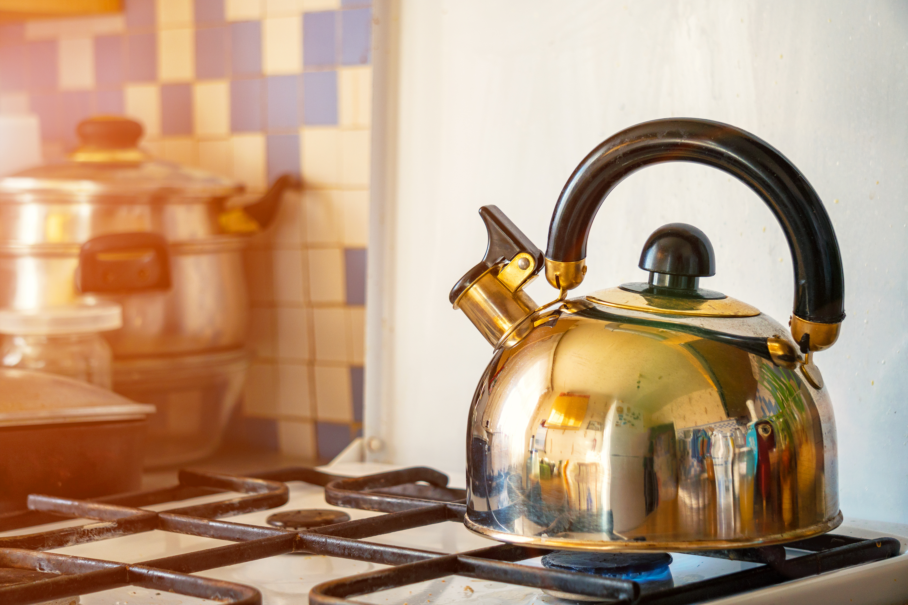 Gasanbieter wechseln: Tipps zu Kündigung und Preisvergleich Kessel auf einem Gasherd