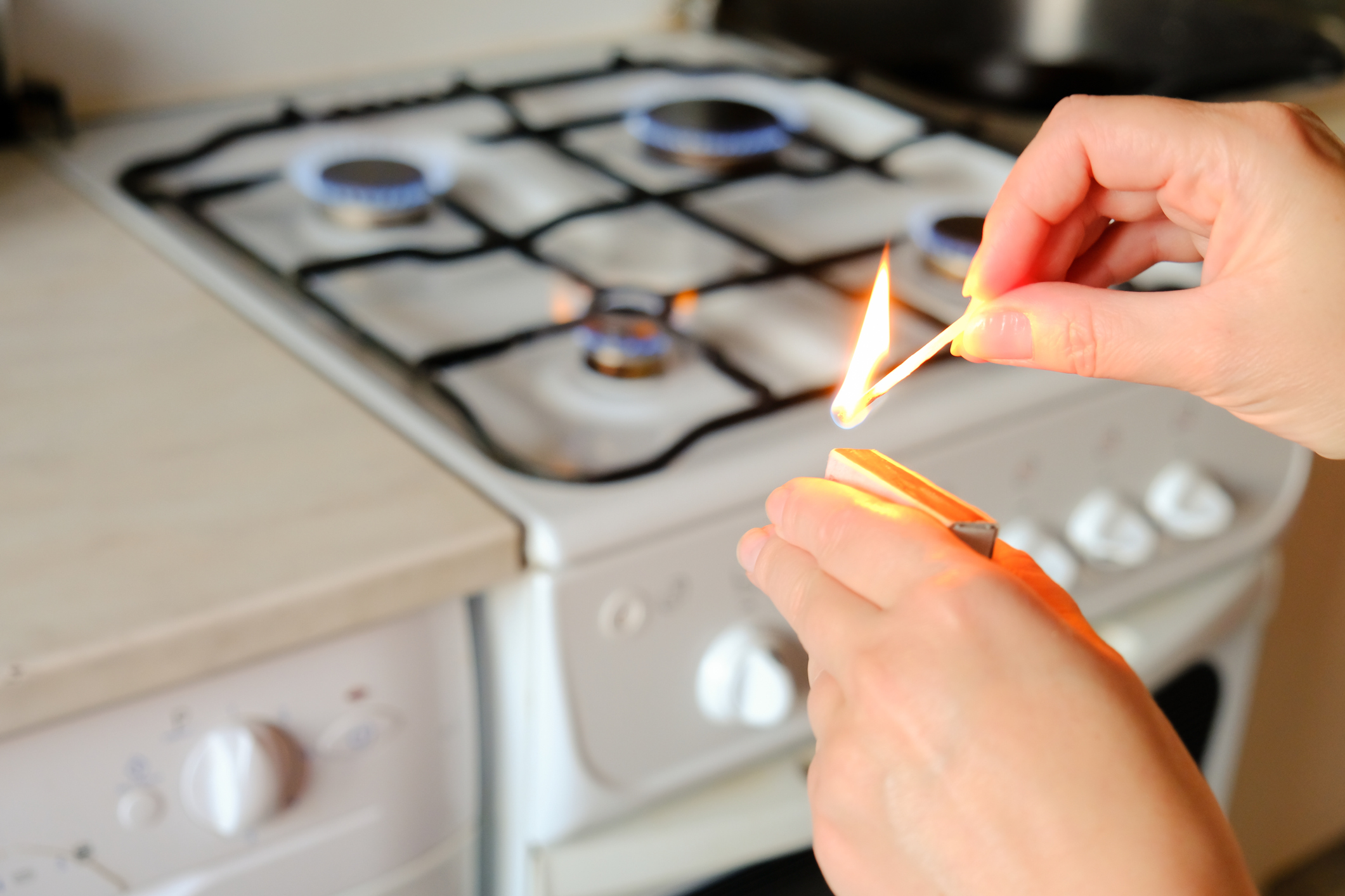 Gas anmelden in der neuen Wohnung Eine Frau zündet einen Gasherd an