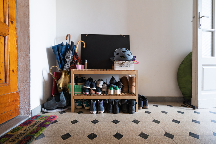 Gewohnheitsrecht für Mieter: Gibt es das? Gewohnheitsrecht Mieter Schuhregal Flur