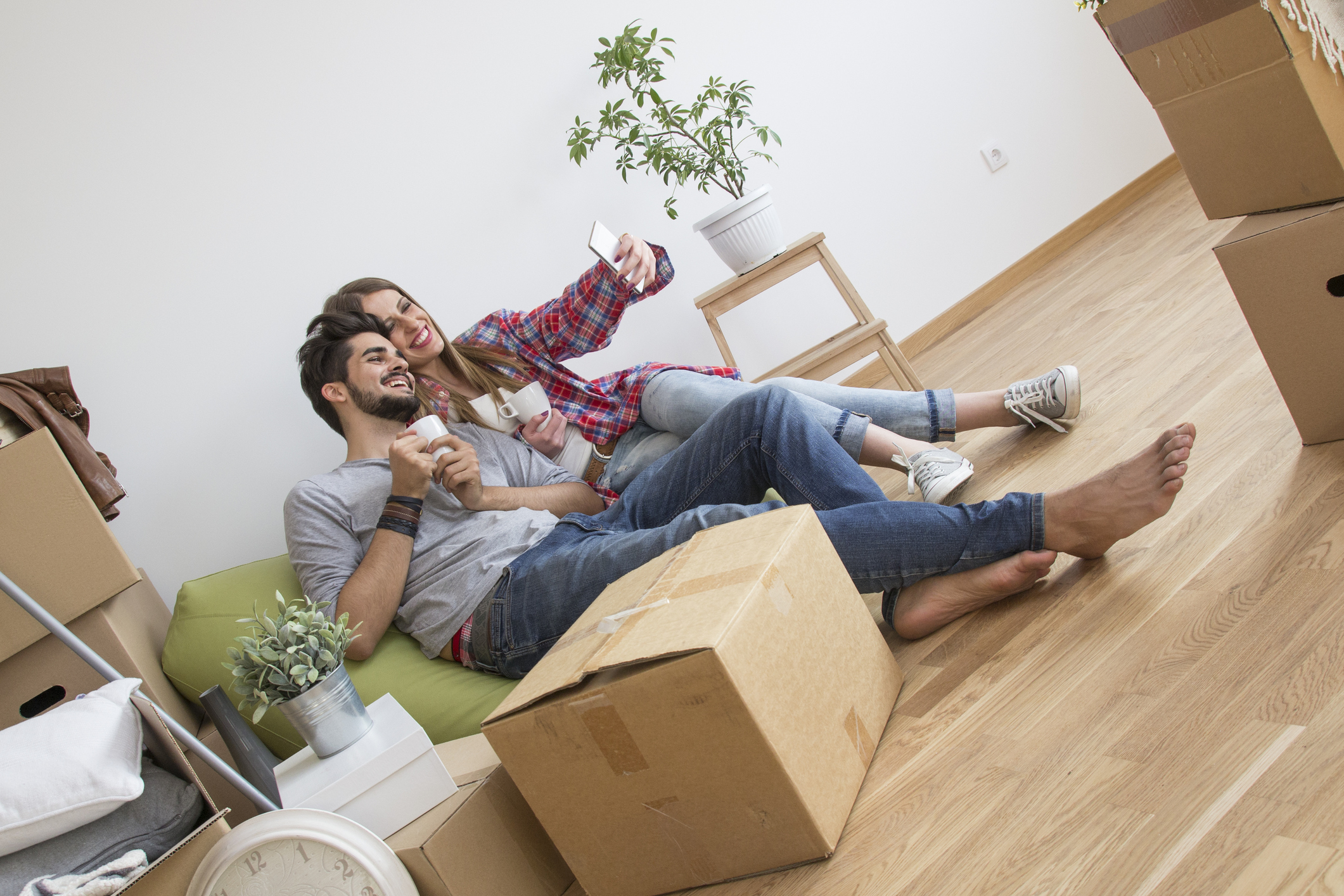 Pärchen macht Selfies beim Umzug
