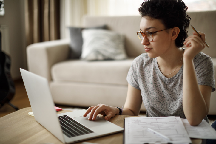 Hausverwaltung: Dafür ist sie da Frau arbeitet am Laptop und organisiert Unterlagen