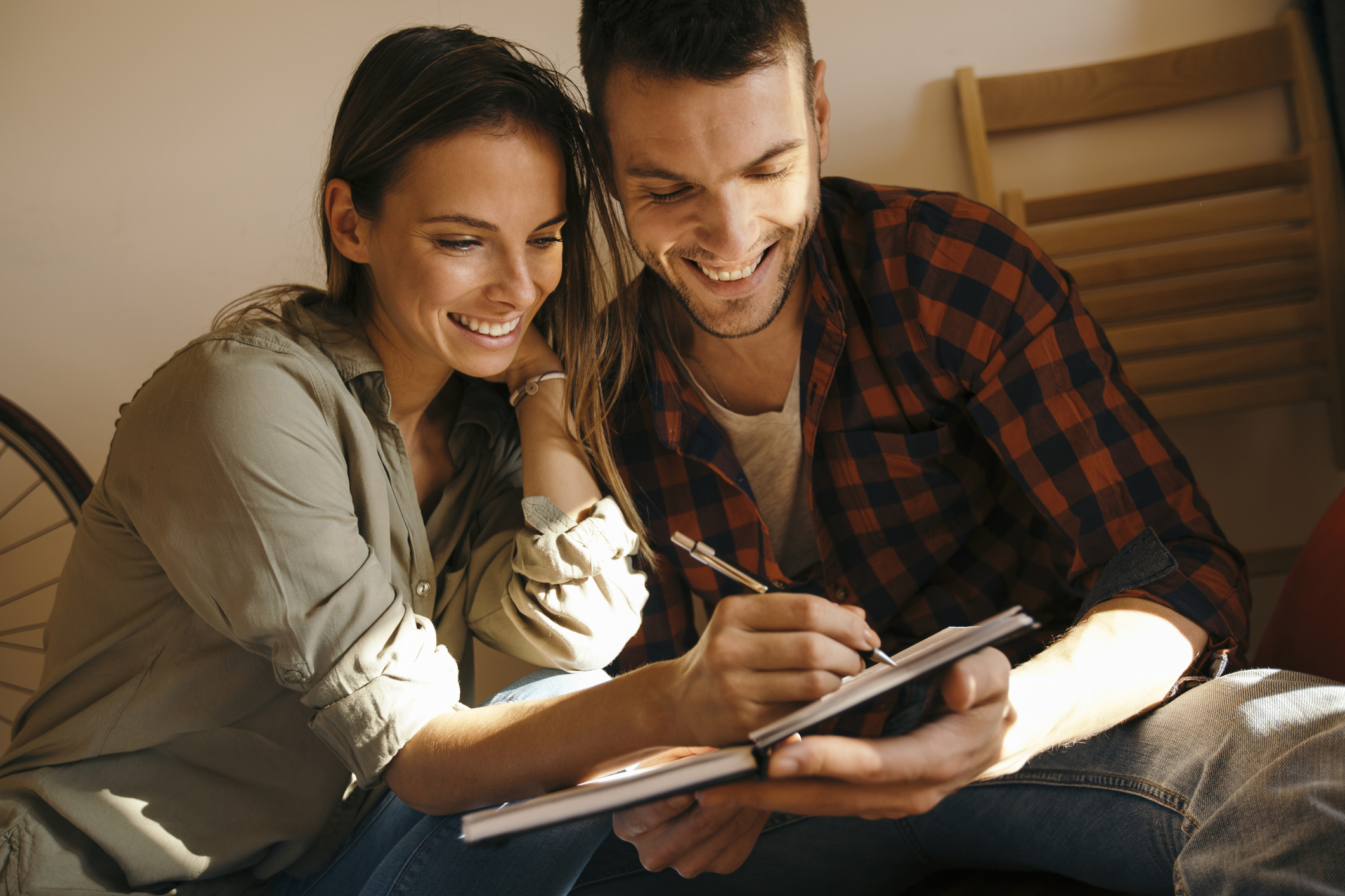 Mann und Frau machen sich Notizen