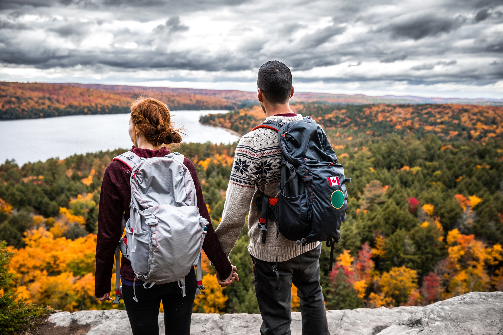 Paar überblickt Natur-Panorama in Kanada