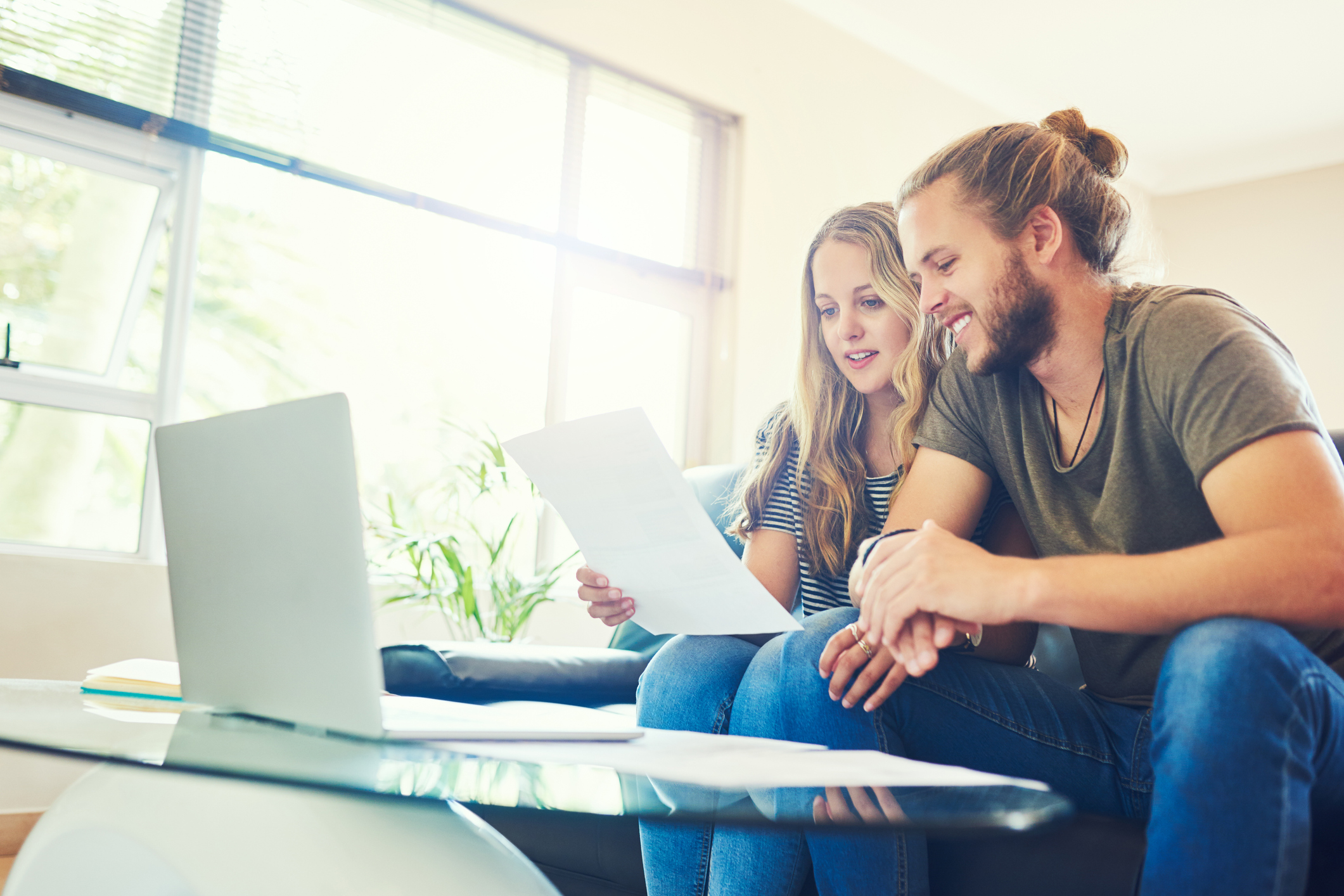 Paar erstellt Wohnungsbewerbung